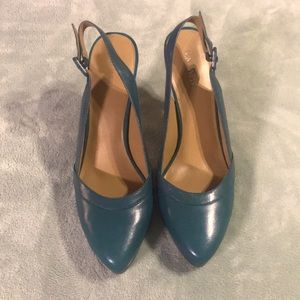 Sling back heels. Like new, True color. 4” heels!